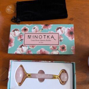 Inotka - luxe rose quartz roller for face